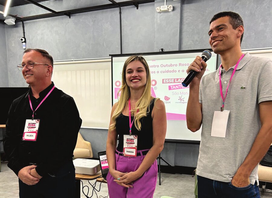Apresentação educativa em ação comunitária do Outubro Rosa