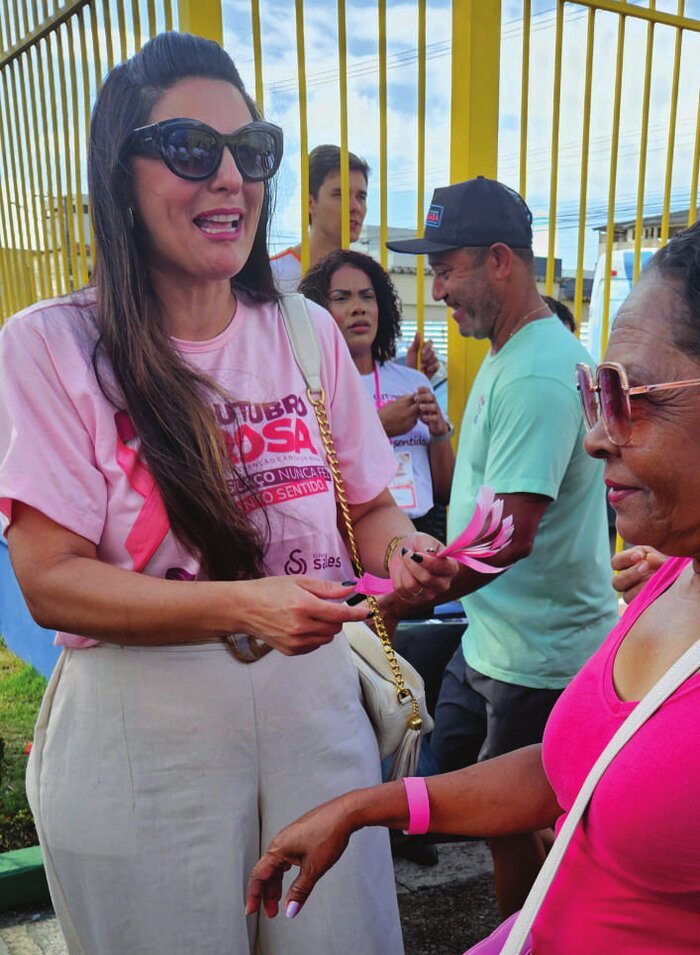 Voluntárias se cumprimentando em ação de prevenção