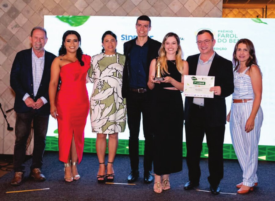 Equipe do Outubro Rosa São Mateus recebendo o Prêmio Farol do Bem 2025